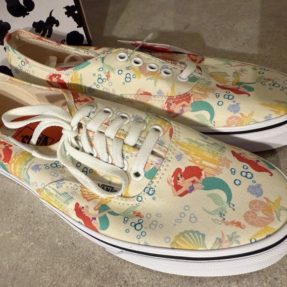 Vans Women's Cream Ariel Print Sneakers with matching socks - Picture 2 of 7